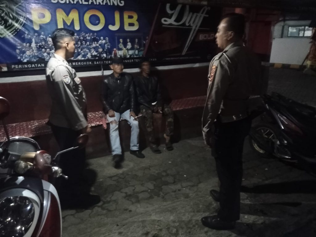 Patroli Strong Point Malam Dialogis Dengan Masyarakat Wujudkan Situasi Kamtibmas Yang Aman