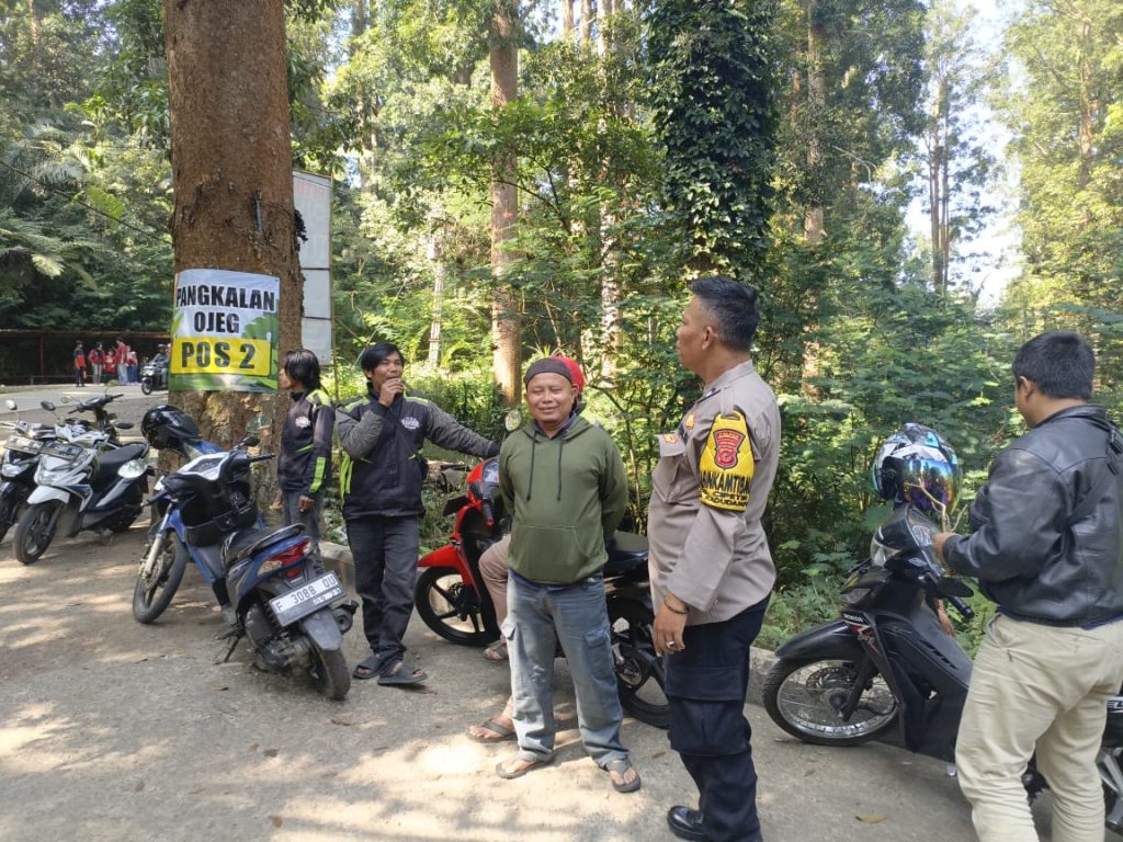 Personil Polsek kadudampit Melaksanakan giat Patroli tempat wisata situgunung.