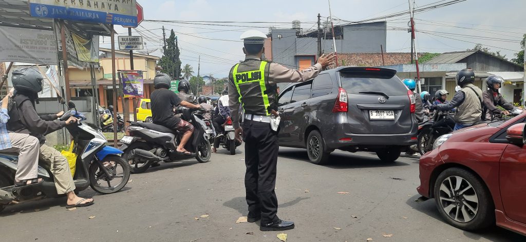 Gatur Lalu Lintas Polsek Warudoyong Paska melintas Kereta Api Pangrango