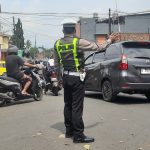 Gatur Lalu Lintas Polsek Warudoyong Paska melintas Kereta Api Pangrango