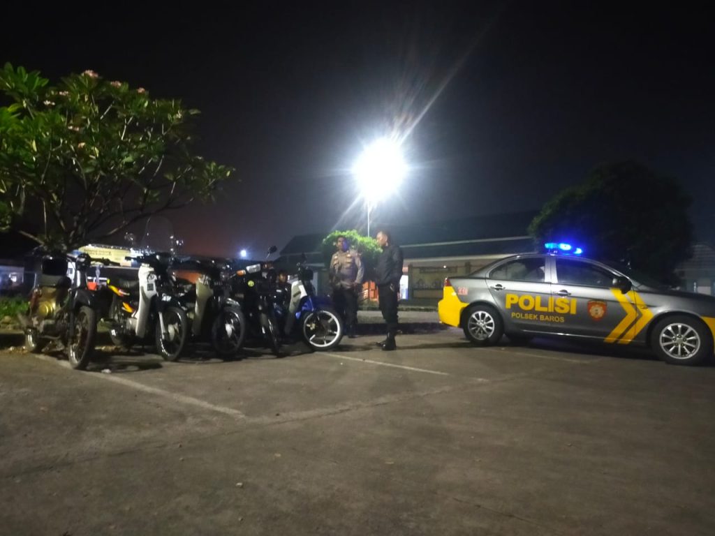 Laksanakan himbauan humanis. Unit patroli polsek baros antisipasi kerawanan malam minggu