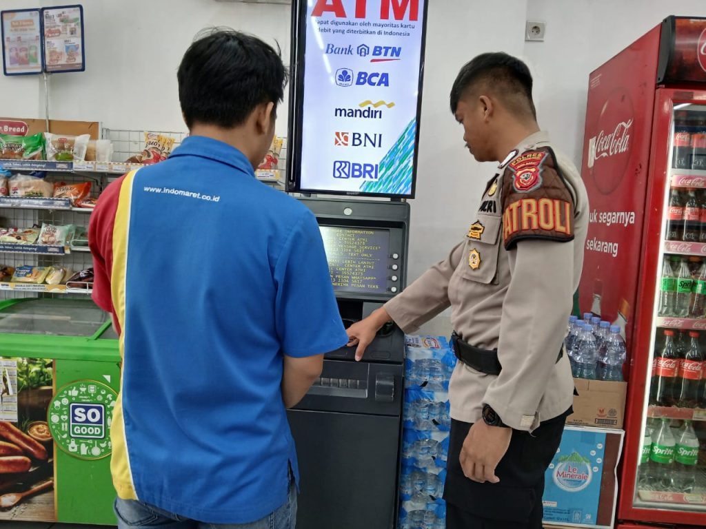 Pantau Dan Cek Mesin ATM oleh Anggota patroli Polsek Lembursitu