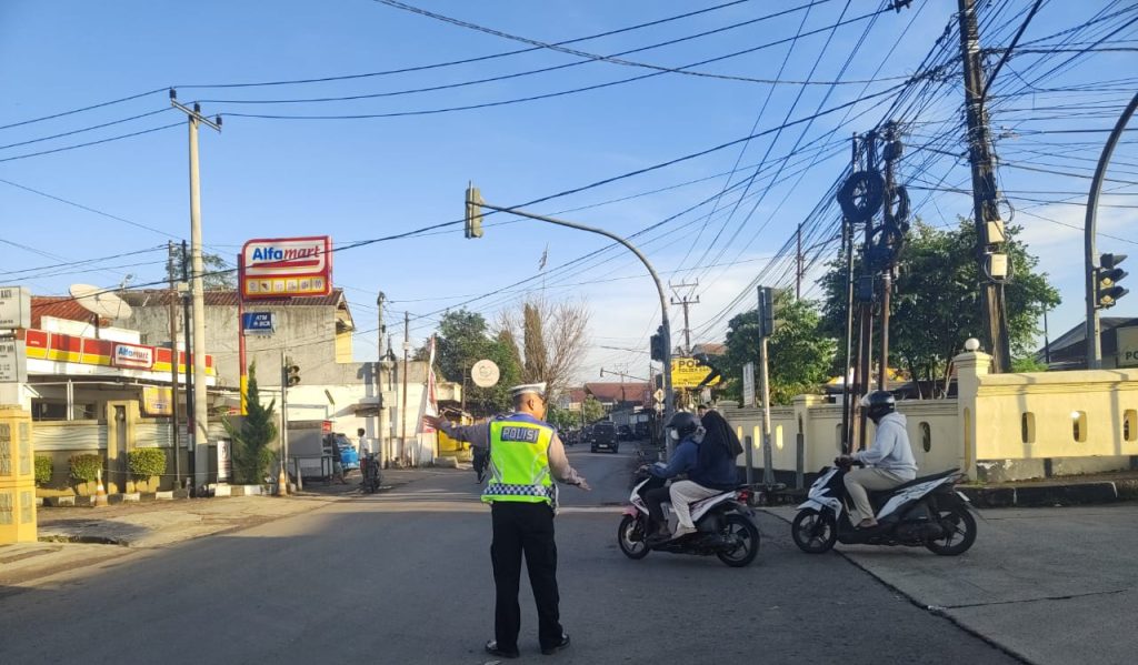 Gatur pagi hari, bentuk pelayanan personil Polsek Baros kepada masyarakat.