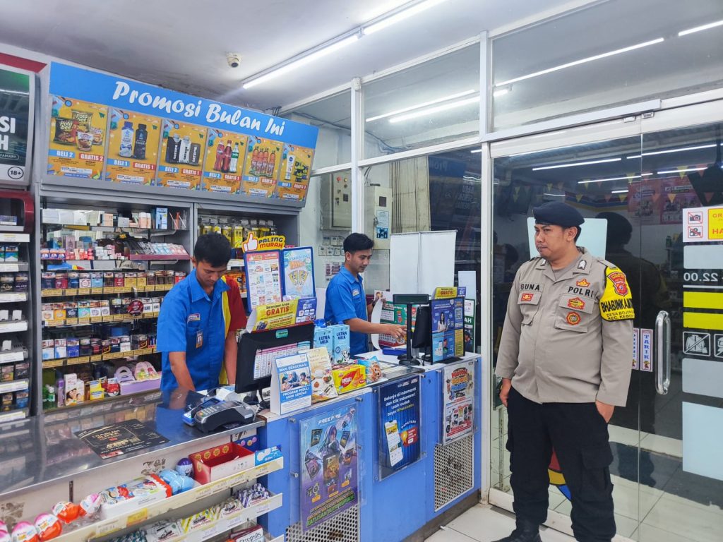 Bhabinkamtibmas Polsek Kebonpedes Patroli Dialogis Di Mini Market Wilayah Desa Binaannya