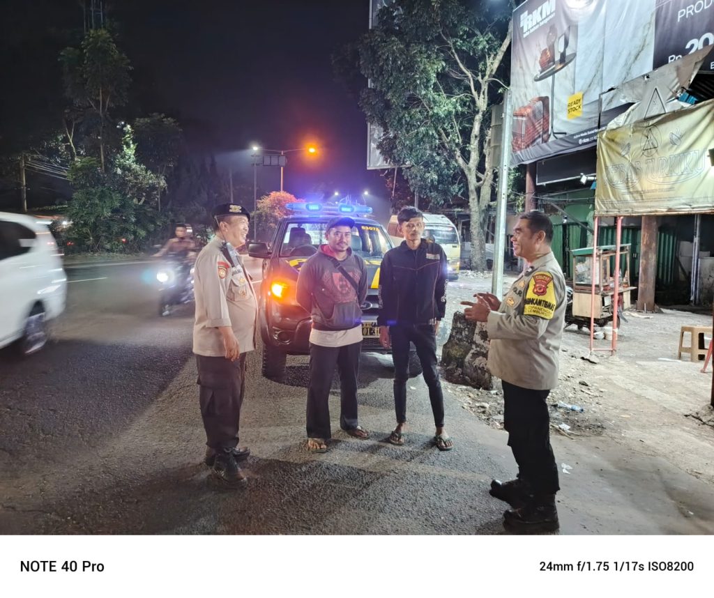 Anggota Polsek Lembursitu Cegah gangguan Kamtibmas giat patroli malam hari