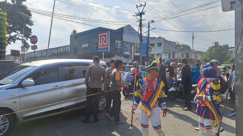 Pengawalan kegiatan lomba dan pawai Dongdang serta atraksi Drumband di wilkum Polsek Citamiang.