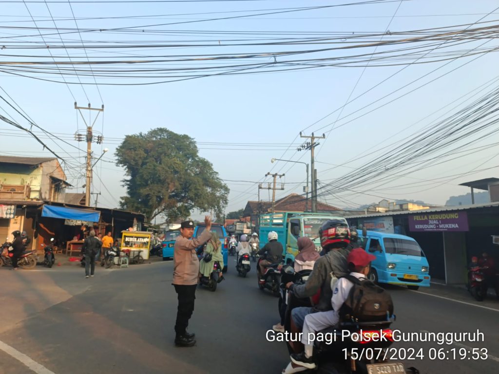 Antisipasi kemacetan pagi, anggota polsek Gunungguruh laksanakan gatur lalin pagi di simpang tiga pangleseran