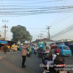 Antisipasi kemacetan pagi, anggota polsek Gunungguruh laksanakan gatur lalin pagi di simpang tiga pangleseran