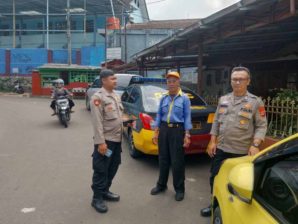 Bhabinkamtibmas Polsek Cikole Laksanakan Sambang Dengan Juru Parkir