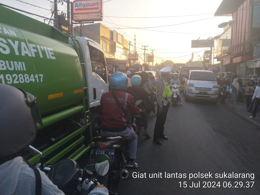 Strong Point, Unit Lantas Polsek Sukalarang Gatur Lalu Lintas Pagi Demi Kelancaran Jalan Pasca Masuk Karyawan