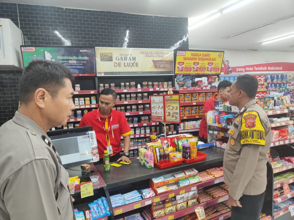 Personil Polsek Sukalarang Laksanakan Patroli Dialogis Kerawanan Malam Sambangi Minimarket Alfamart