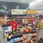 Personil Polsek Sukalarang Laksanakan Patroli Dialogis Kerawanan Malam Sambangi Minimarket Alfamart