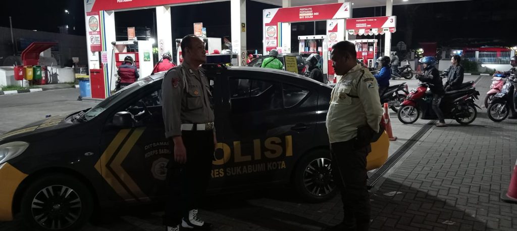 Guna menciptakan keamanan dan kondusif, Kapolsek Citamiang Patroli Dialogis dan Sambangi Security SPBU Pertamina Kota Sukabumi.