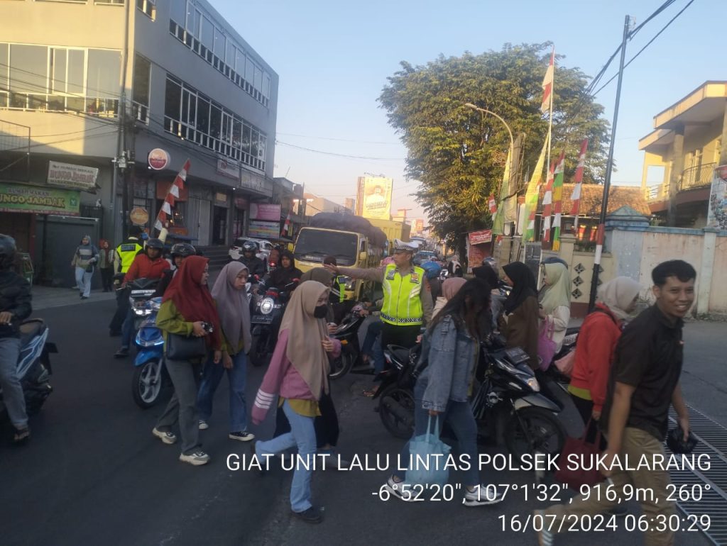 Antisipasi Kemacetan Pagi, Unit Lantas Polsek Sukalarang Melaksanakan Gatur Lalin Saat Jam Masuk Karyawan