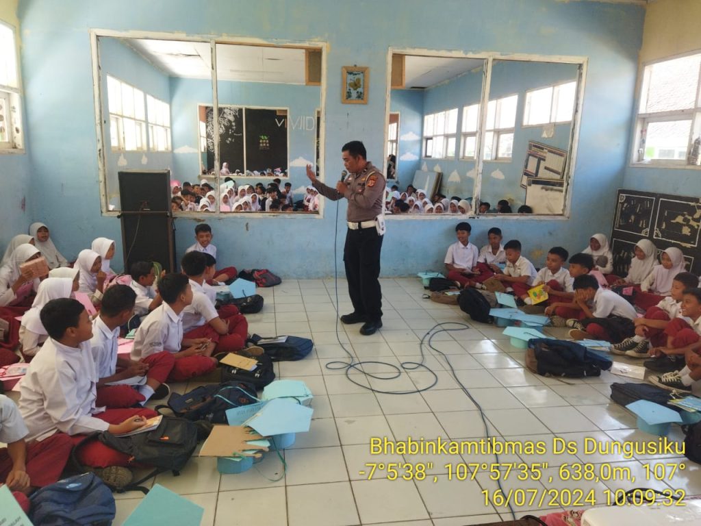 Polsek Leuwigoong Berikan Edukasi Tata Tertib Berlalulintas dan Bahaya Narkoba di SMPN 1 Leuwigoong