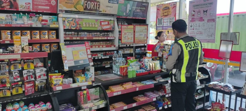 Sampaikan Himbauan Kamtibmas Kepada Karyawan Minimarket saat Patroli Siang