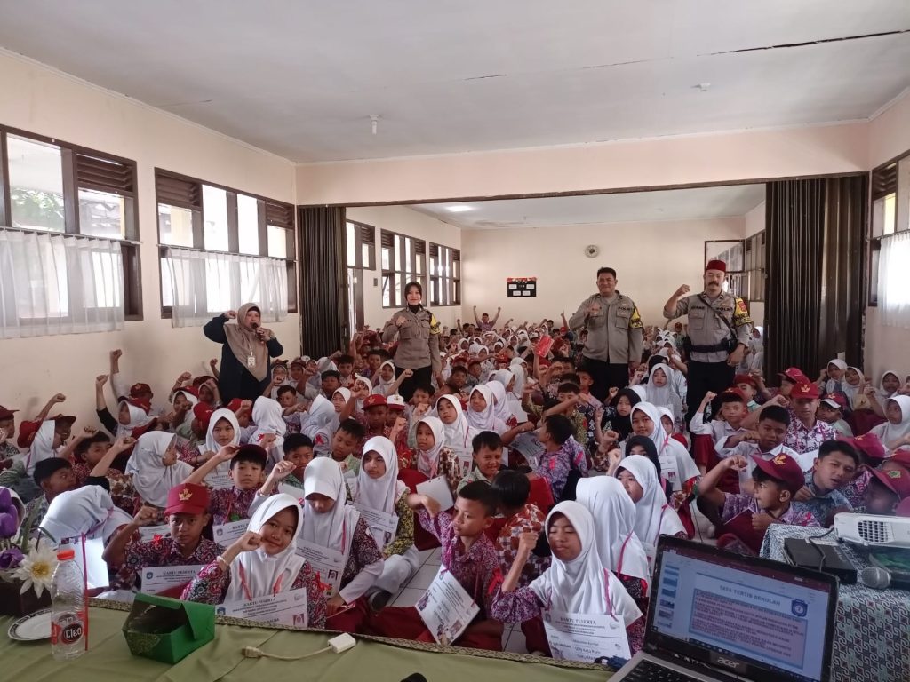 Masa Pengenalan Lingkungan Sekolah ( MPLS ) Bhabinkamtibmas Berikan Penyuluhan kepada Siswa/i