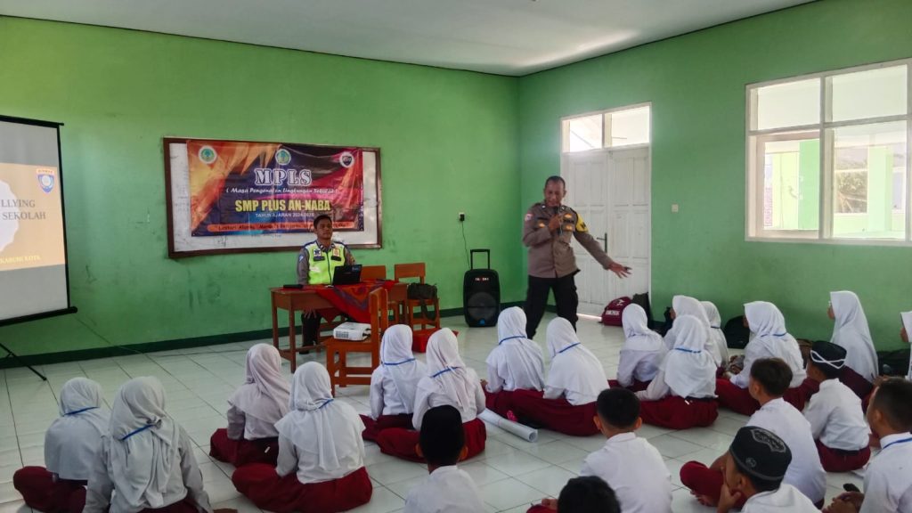 Polsek baros berikan motivasi siswa-siswi SMP Plus An Naba melalui MPLS