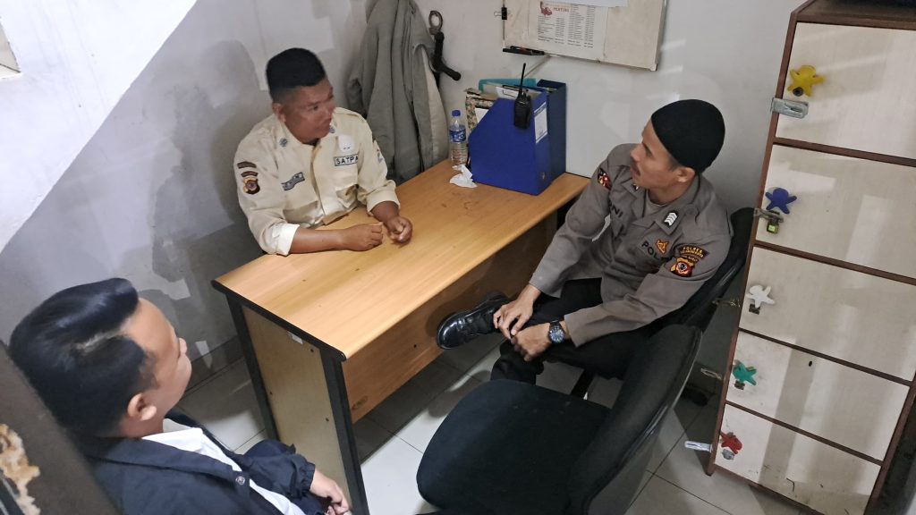 Guna menciptakan keamanan dan kondusif, Kapolsek Citamiang Patroli Dialogis dan Sambangi Security SPBU Pertamina Kota Sukabumi.