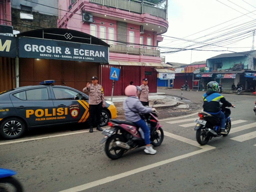 Antisipasi kemacetan pagi, anggota polsek Gunungguruh laksanakan gatur lalin pagi di simpang tiga pangleseran