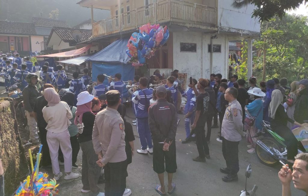 Bhabinkamtibmas polsek kadudampit laksanakan Pengamanan Giat pawai karnaval dalam rangka Perpisahan dan Kenaikan Kelas