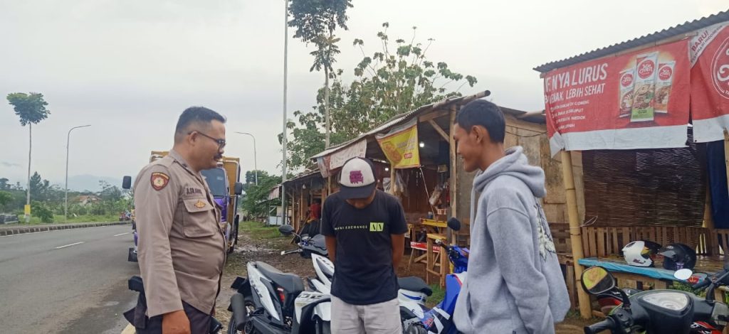 Ciptakan Rasa Aman, Anggota Samapta Polsek Cibeureum Laksanakan Patroli dialogis