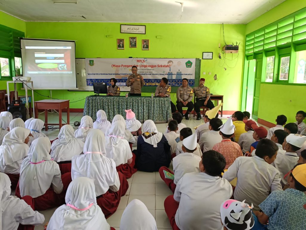 Masa Pengenalan Lingkungan Sekolah ( MPLS ) Bhabinkamtibmas Berikan Penyuluhan kepada Siswa/i SMP