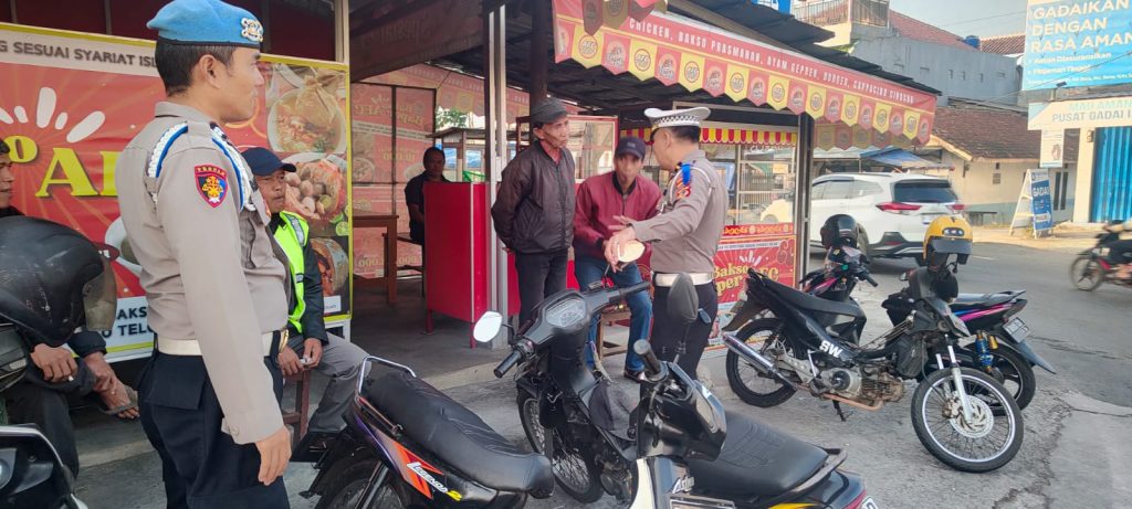 Gatur pagi. Berikan kelancaran Polsek baros sebar personil dititik rawan kemacetan