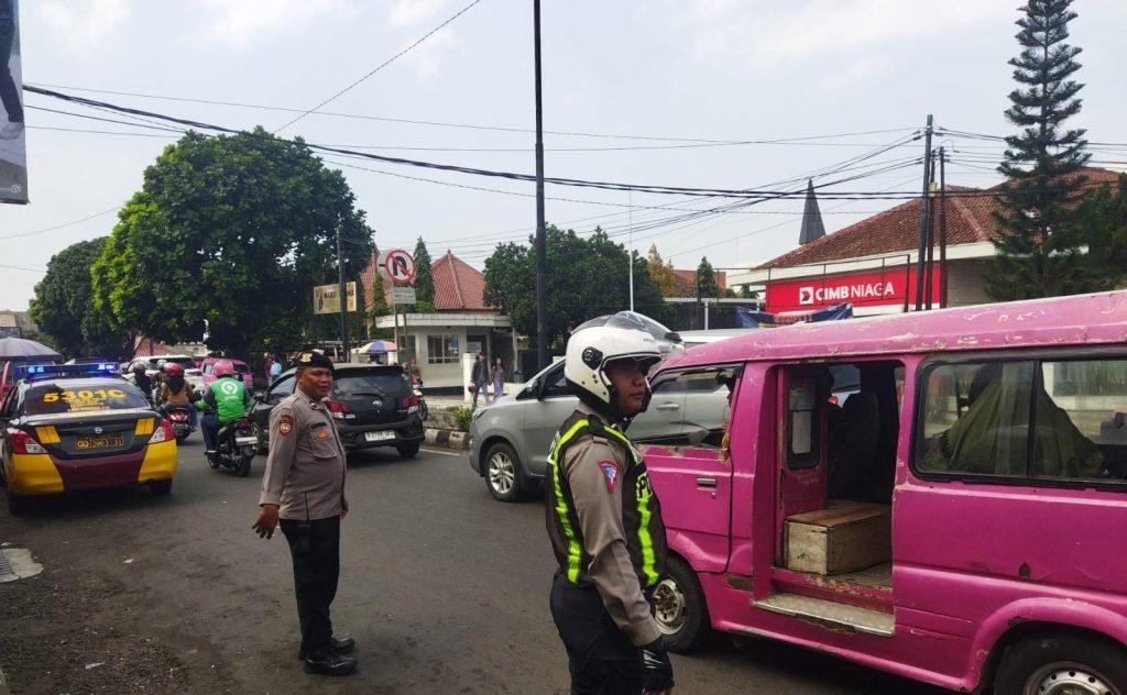 Patroli Polsek Cikole Laksanakan Pengaturan Pada Siang Hari