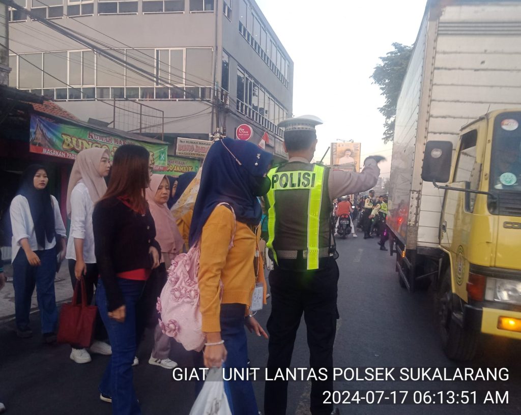 Strong Point, Polsek Sukalarang Gatur Lalu Lintas Pagi Demi Kelancaran Jalan Pasca Masuk Karyawan