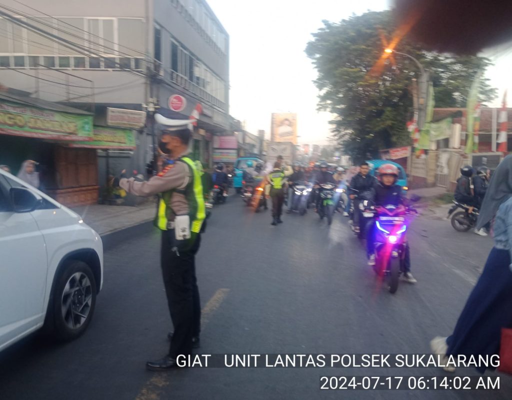 Strong Point, Polsek Sukalarang Gatur Lalu Lintas Pagi Demi Kelancaran Jalan Pasca Masuk Karyawan