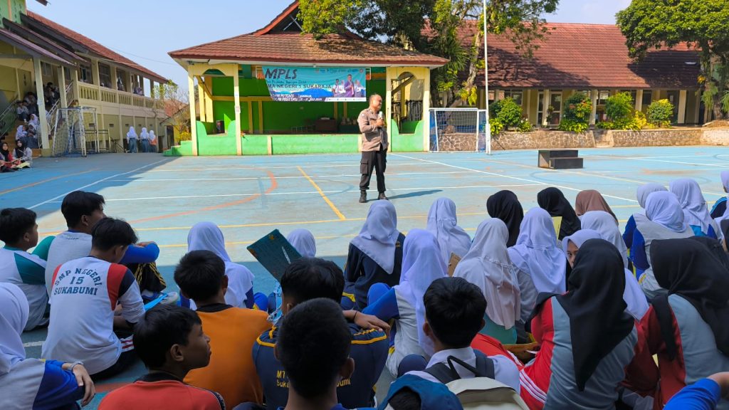 Bhabinkamtibmas Sukaraja Sosialisasi Pencegahan Bullying dan Kenakalan Remaja dalam MPLS di SMAN 1 Sukaraja