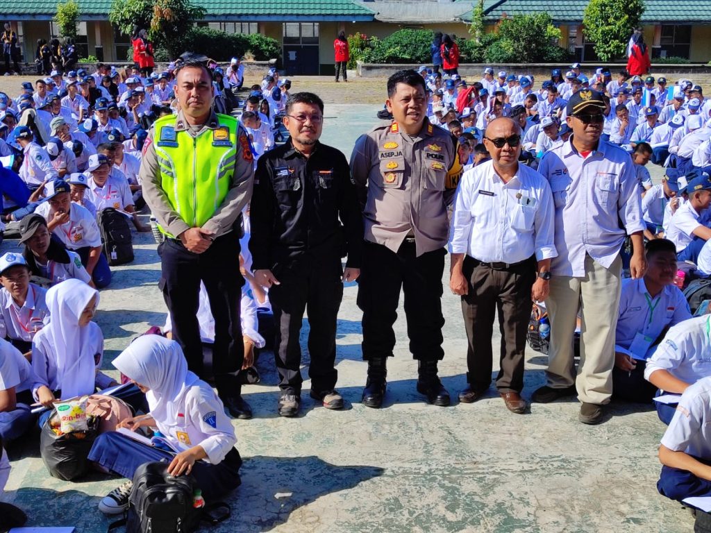 Kapolsek Sukalarang Menjadi Narasumber saat Mengisi MPLS di SMK Negri 1 Sukalarang