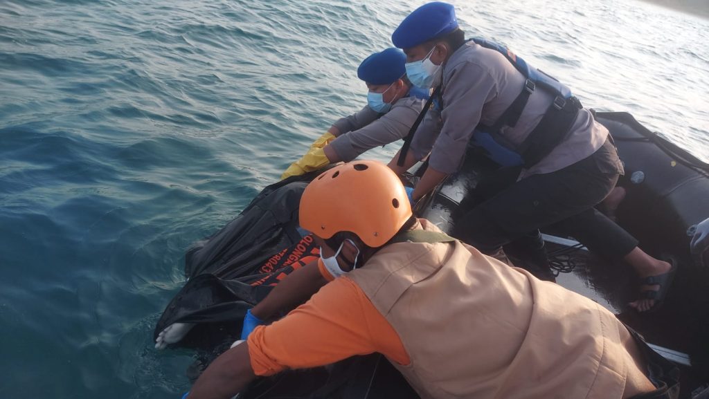 Perahu Rubber Boat Sat Polairud Polres Garut Evakuasi 1 Korban Terseret Ombak