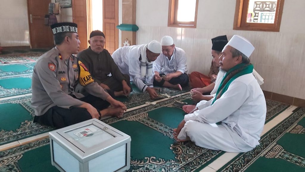 Ngariung bareng bersama Kapolsek Baros gelar tatap muka dengan pengurus DKM Masjid Al Muawannah menyampaikan pesan kamtibmas