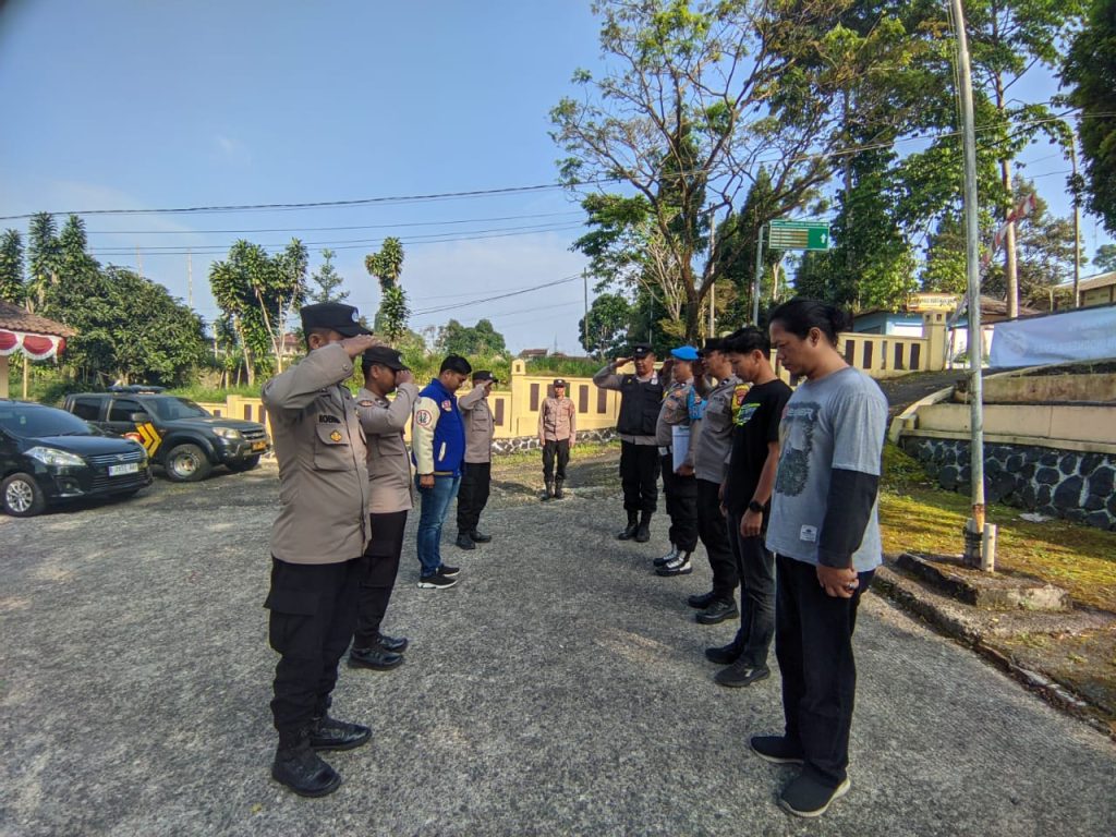 Apel Pagi dan pengecekan kelengkapan personil polsek kadudampit sebagai bentuk kedisiplinan dan kesiapsiagaan Polsek Kadudampit