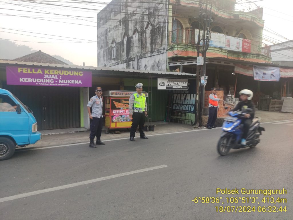 Antisipasi kemacetan pagi, anggota polsek Gunungguruh laksanakan gatur lalin pagi di simpang tiga pangleseran