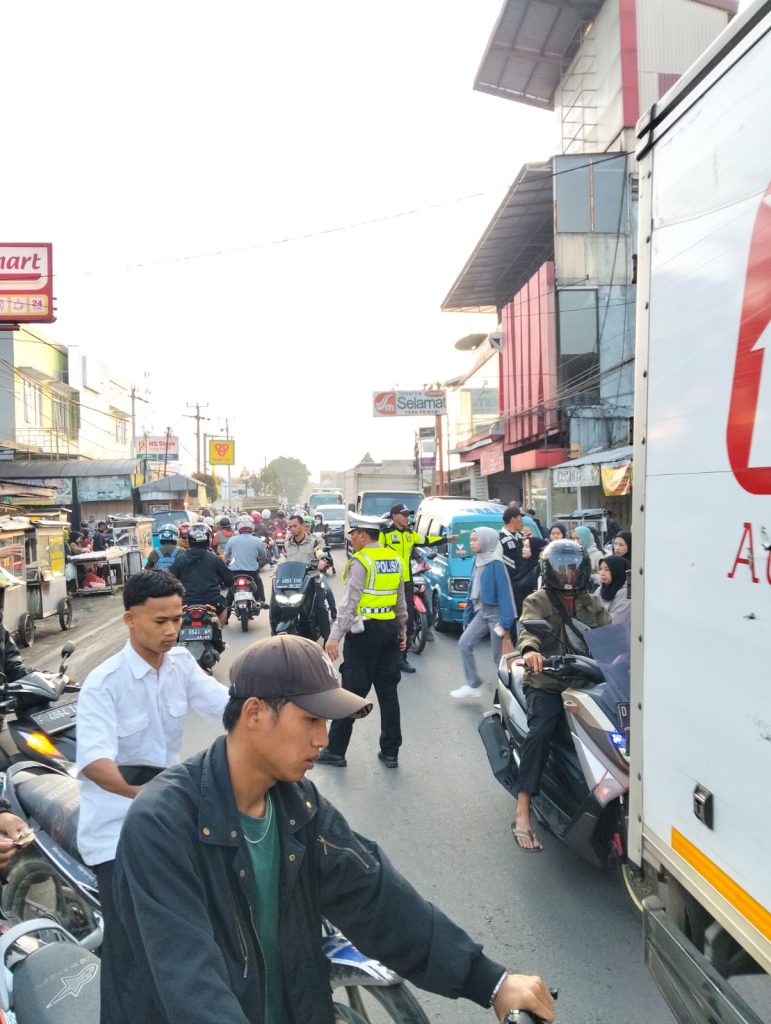 Antisipasi Kemacetan Pagi, Unit Lantas Polsek Sukalarang Melaksanakan Gatur Lalin Saat Jam Masuk Karyawan