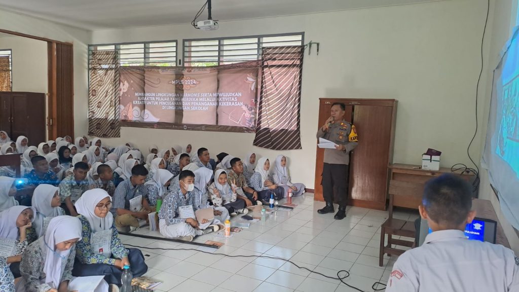 Kapolsek Citamiang Menjadi Narasumber Pada Kegiatan MPLS Siswa Baru SMKN 2 Kota Sukabumi.