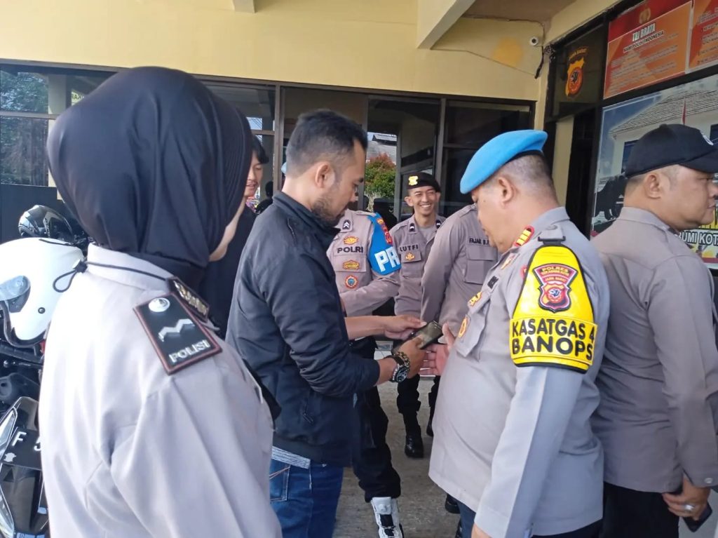 Kasi Propam Polres Sukabumi Kota lakukan pemeriksaan dan pengecekan Handphone personel Polsek Sukaraja