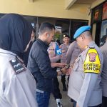 Kasi Propam Polres Sukabumi Kota lakukan pemeriksaan dan pengecekan Handphone personel Polsek Sukaraja