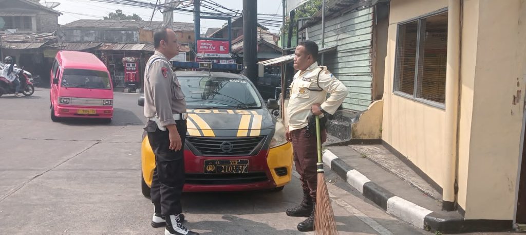 Guna menciptakan keamanan dan kondusif, Kapolsek Citamiang Patroli Dialogis dan Sambangi Security SPBU Pertamina Kota Sukabumi.