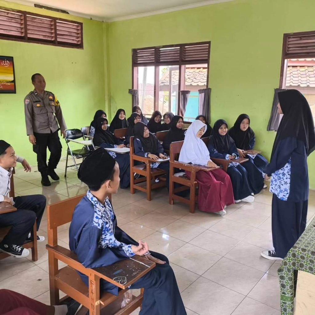 Polsek baros berikan motivasi siswa-siswi SMP Boarding school As Sakinah melalui MPLS