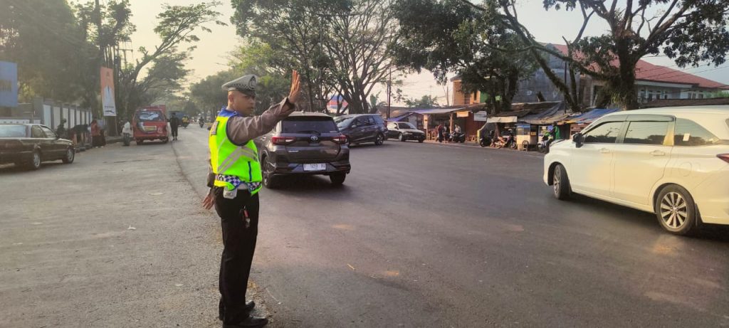 Gatur pagi. Berikan kelancaran Polsek baros sebar personil dititik rawan kemacetan