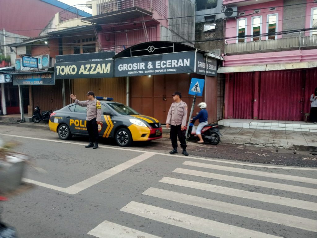 Antisipasi kemacetan pagi, anggota polsek Gunungguruh laksanakan gatur lalin pagi di simpang tiga pangleseran