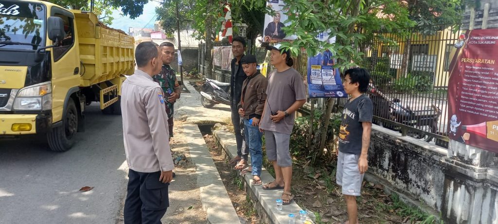 Sinegritas TNI-Polri Sambang warga Jayamekar laksanakan jum’at bersih