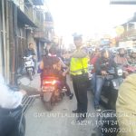 Antisipasi Kemacetan Pagi, Unit Lantas Polsek Sukalarang Melaksanakan Gatur Lalin Saat Jam Masuk Karyawan