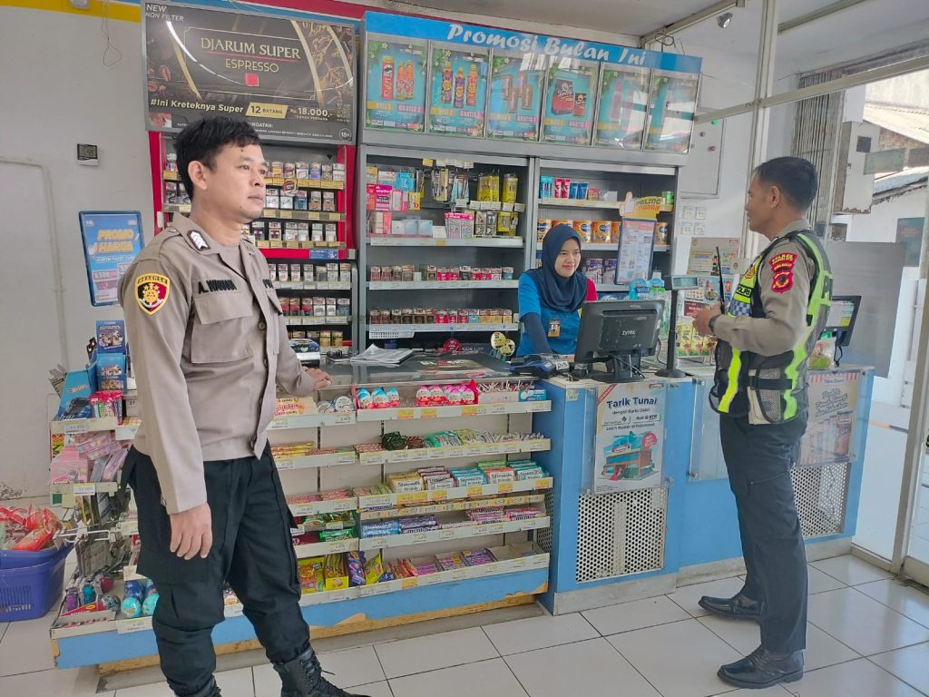 Sampaikan Himbauan Kamtibmas Kepada Karyawan Minimarket saat Patroli Siang