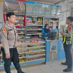 Sampaikan Himbauan Kamtibmas Kepada Karyawan Minimarket saat Patroli Siang