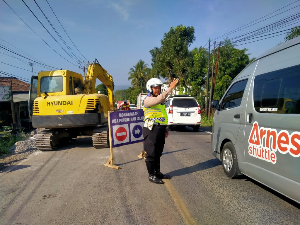 Polsek Sukaraja Siagakan Unit Lalu Lintas di Lokasi Proyek Pengecoran Jalan Raya Sukabumi-Cianjur untuk Mencegah Kemacetan dan Pungli